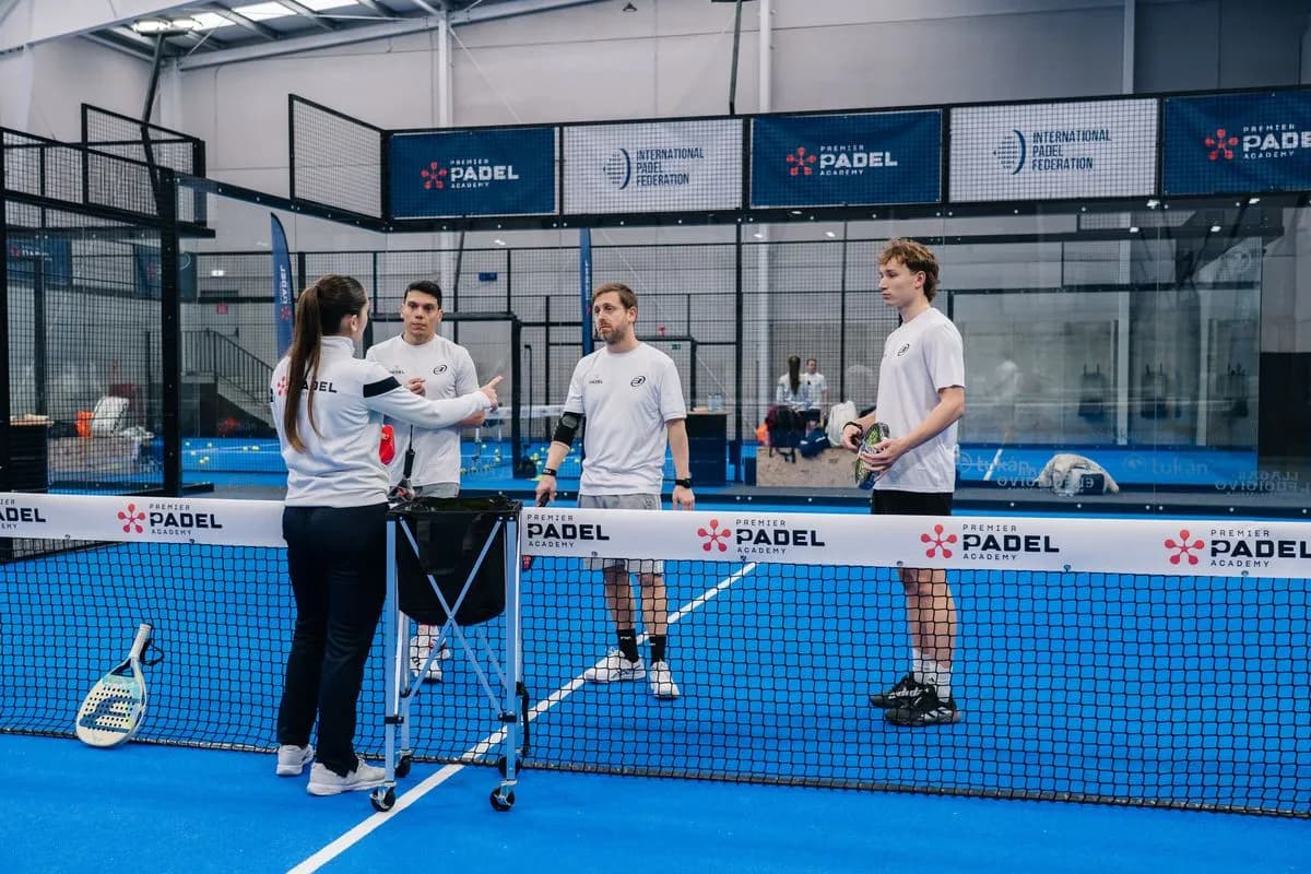 Adultos entrenando pádel en el camp de Premier Padel Academy